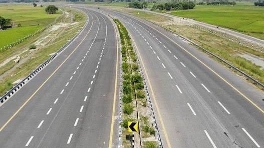 22 passengers injured as private luxury bus rams into trailer truck on Samruddhi Expressway