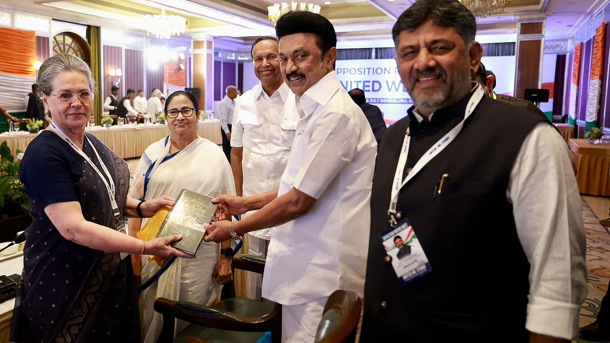 Tamil Nadu CM MK Stalin with Sonia Gandhi, WB CM Mamata Banerjee and Karnataka Deputy CM DK Sivakumar (Photo: @INCIndia/Twitter)
