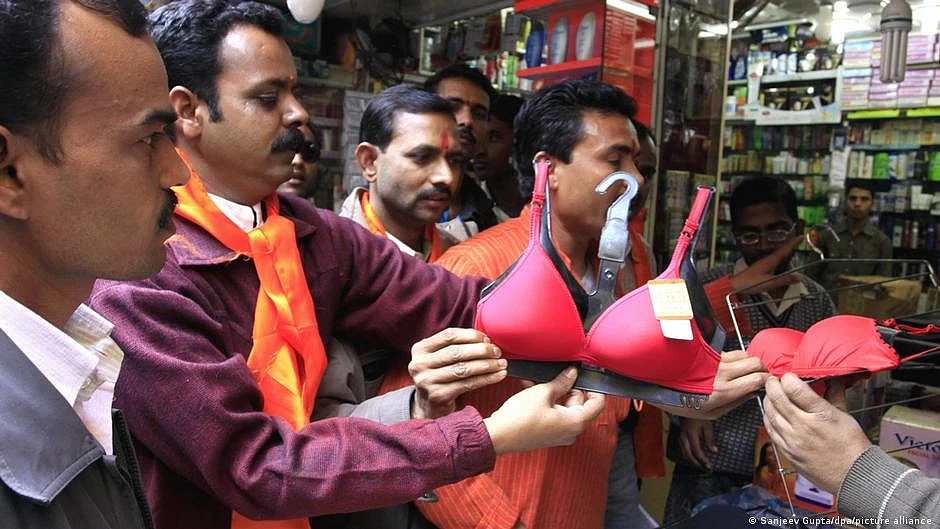 India has long experienced a tug of war with obscenity laws, which are rooted in concepts of "morality and decency" (Photo: DW)