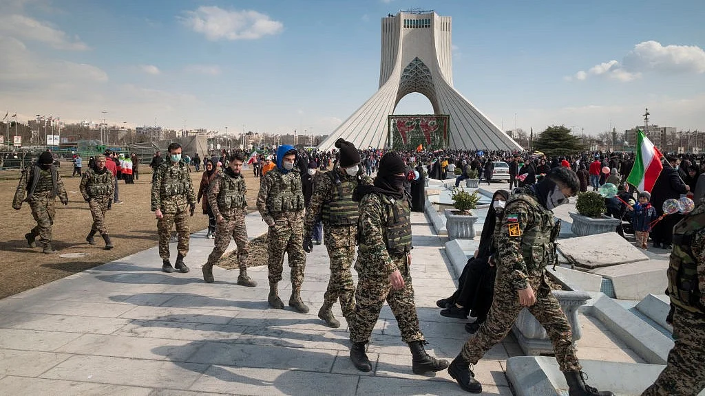 Iraninan Revolutionary Guard marching together (photo: Getty Images)