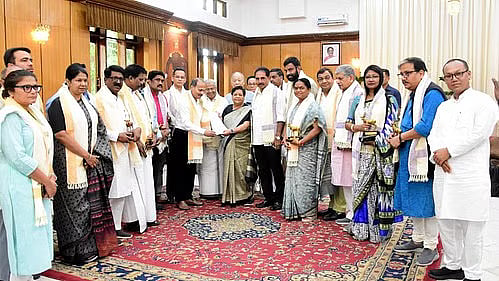 I.N.D.I.A MPs with Manipur governor (Photo: IANS)
