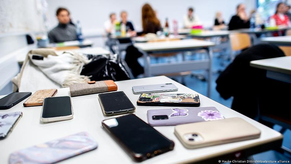 Andhra Pradesh bans mobile phones in schools