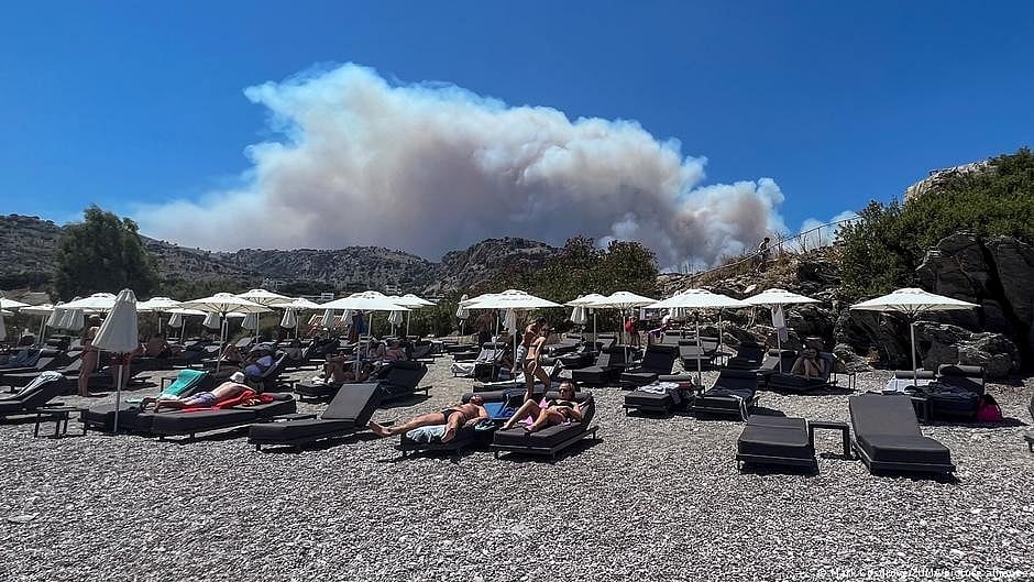 Strong winds have reignited wildfires in Greece as a heatwave rages on (photo: DW)
