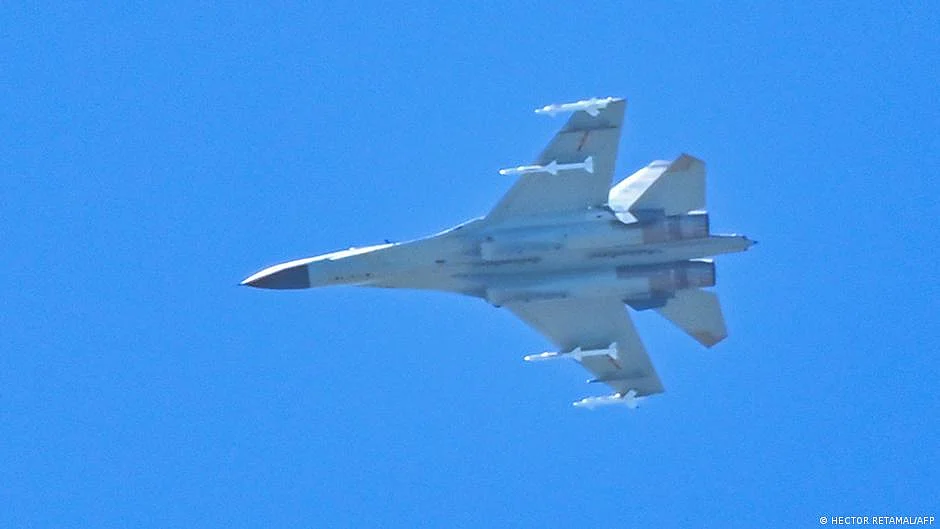 Among these were J-10 and J-16 fighter jets as well as H-6 bombers (Photo: DW)