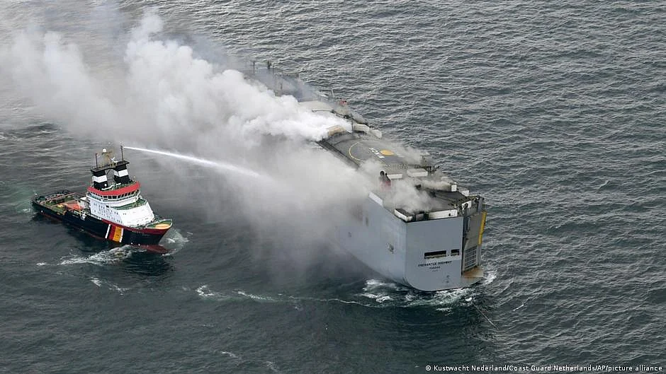 The ship was carrying nearly 4,000 cars en route from Germany to Egypt (photo: Kustwacht Nederland/Coast Guard Netherlands/AP/picture alliance)
