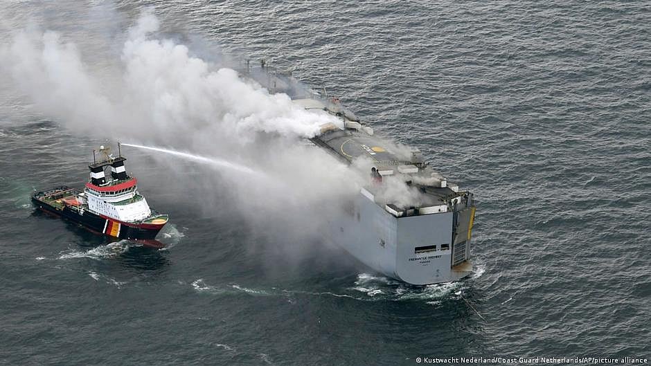 The ship was carrying nearly 4,000 cars en route from Germany to Egypt (photo: Kustwacht Nederland/Coast Guard Netherlands/AP/picture alliance)