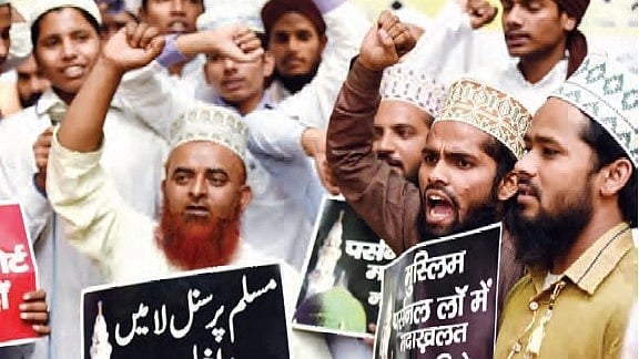 A Muslim group protests against the government’s “interference” in their
personal laws, at Jantar Mantar in New Delhi, Oct. 2016 (Photo: Getty Images)