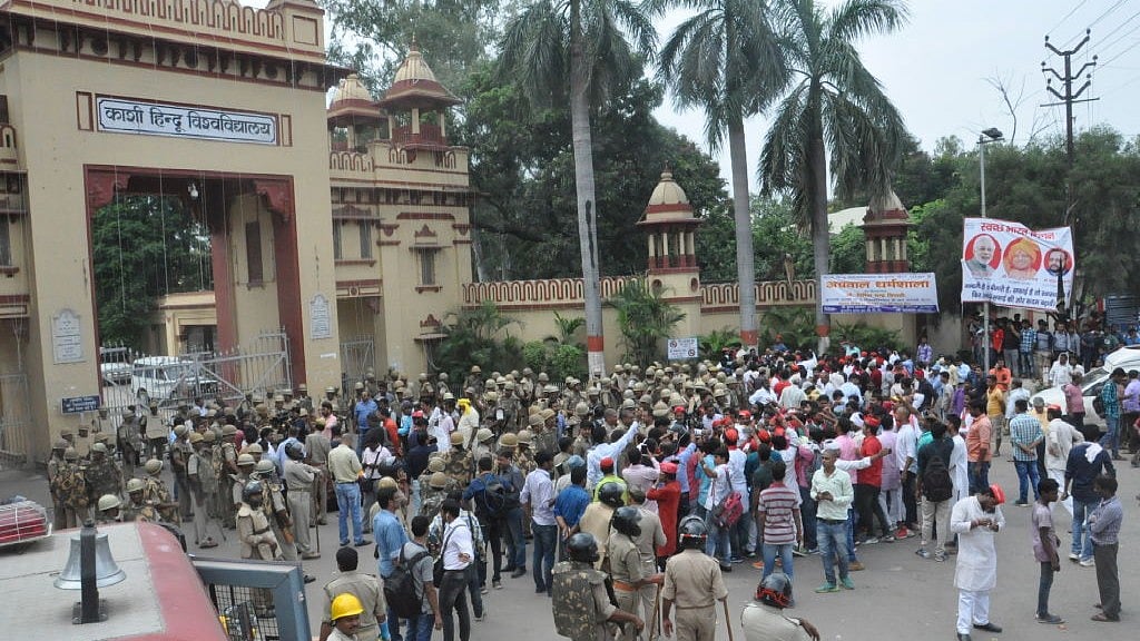 Protest at the main gate of the BHU (Getty Images)