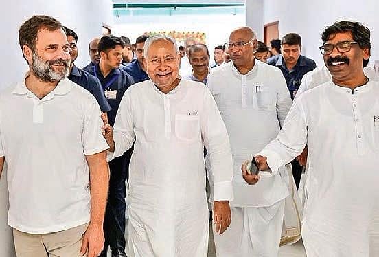 The leaders looked comfortable and joyous