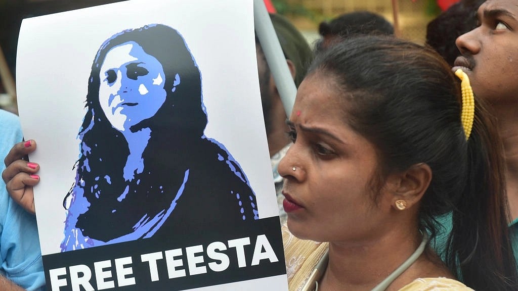 Women holding Teesta Setalwad's poster in a solidarity protest. (photo: Getty Images)