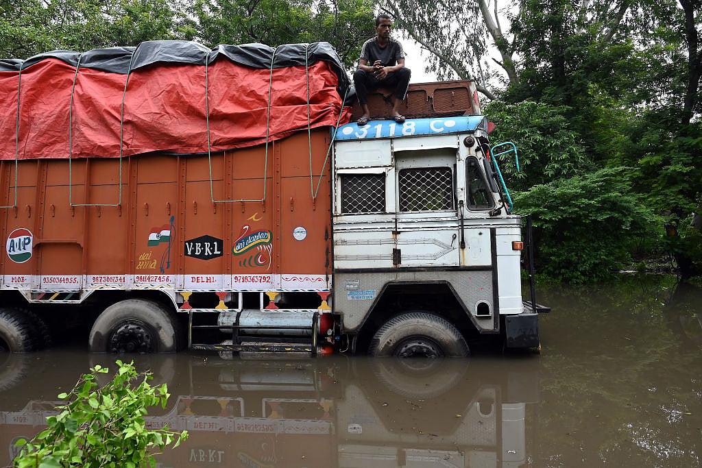 A truck broke down in a flooded street in New Delhi (Photo: Getty Images)