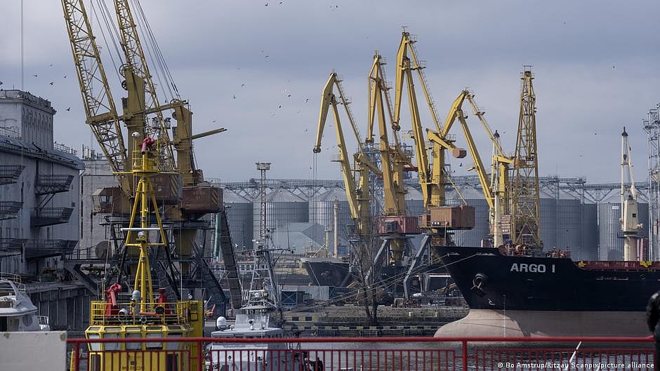Ukraine updates: Russia targets Ukrainian ports