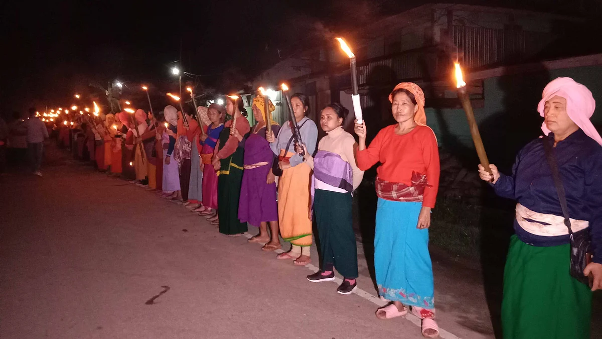 Women form human chain protest demanding peace  n India's north-eastern Manipur state on June 17, 2023. (Photo: Getty Images)