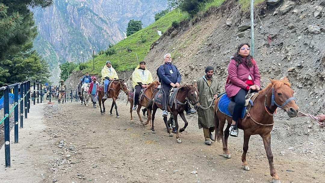 First batch of pilgrims leave from Baltal base camp for the holy cave shrine on Saturday, July 1. (photo courtesy: @KashmirExclusi1/Twitter)