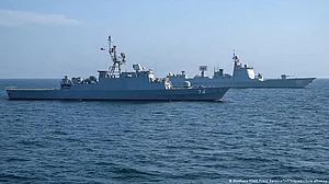 Chinese defense minister meets with Russian navy chief