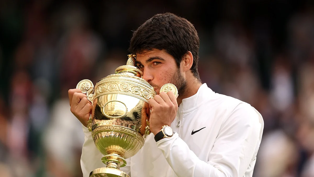Carlos Alcaraz with the Wimbledon trophy on Sunday, July 16. (photo: Getty Images)