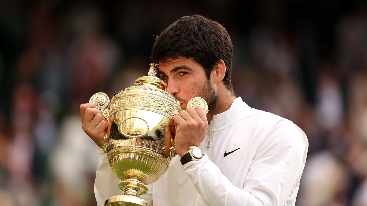 Carlos Alcaraz with the Wimbledon trophy on Sunday, July 16. (photo: Getty Images)