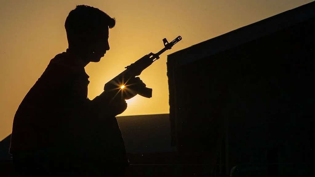 A person holding a weapon (photo: Getty Images)