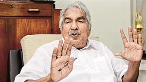 Oommen Chandy's mortal remains taken from Thiruvananthapuram to Kottayam, emotional scenes mark procession