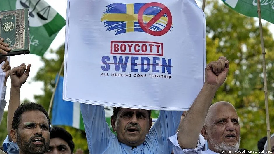 Muslim protesters call for a boycott of Sweden after a recent Quran burning in Stockholm (photo: Anjum Naveed/AP/picture alliance)