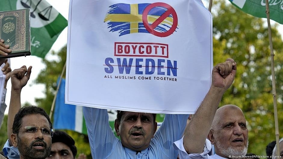 Muslim protesters call for a boycott of Sweden after a recent Quran burning in Stockholm (photo: Anjum Naveed/AP/picture alliance)