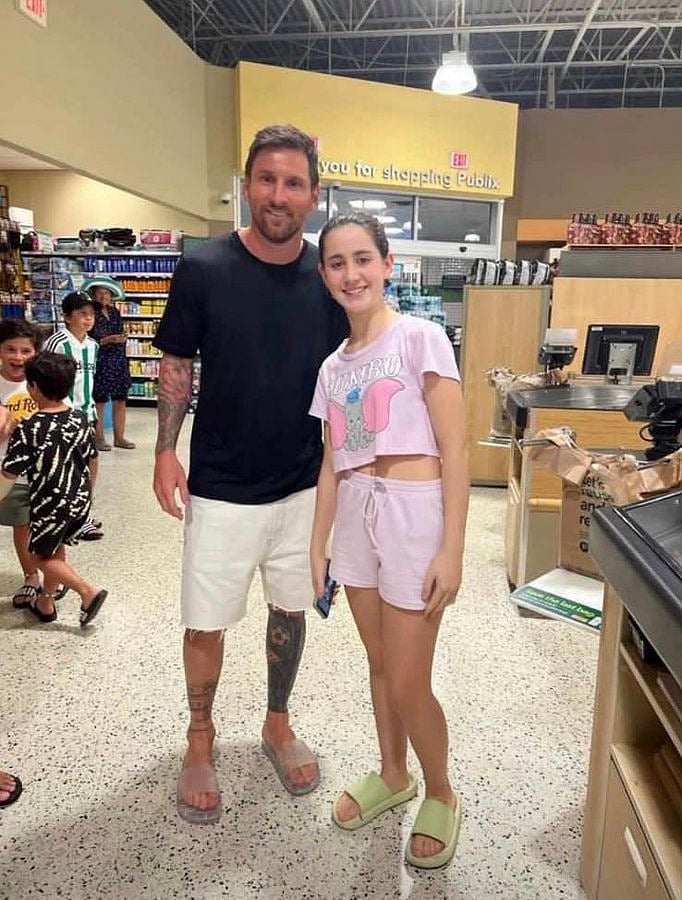 messi with a fan (Photo: Twitter)