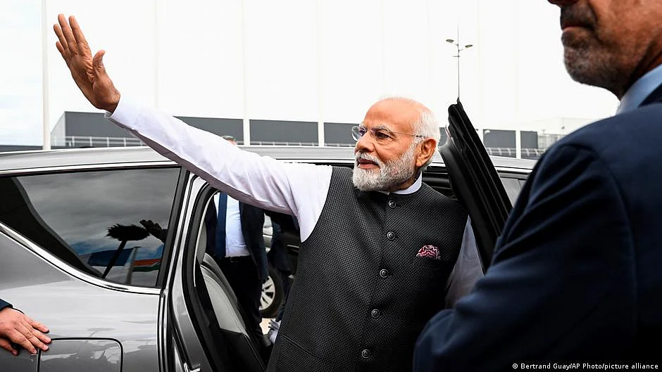 PM Modi arrives in France (Photo: DW)