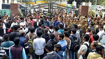 Students blocked the main gate of the Allahbad University (photo: IANS)