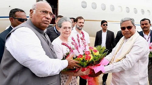 Congress president Mallikarjun Kharge, Congress Parliamentary Party president Sonia Gandhi, Congress leader Rahul Gandhi, with Karnataka chief minister Siddaramaiah (Photo: IANS)