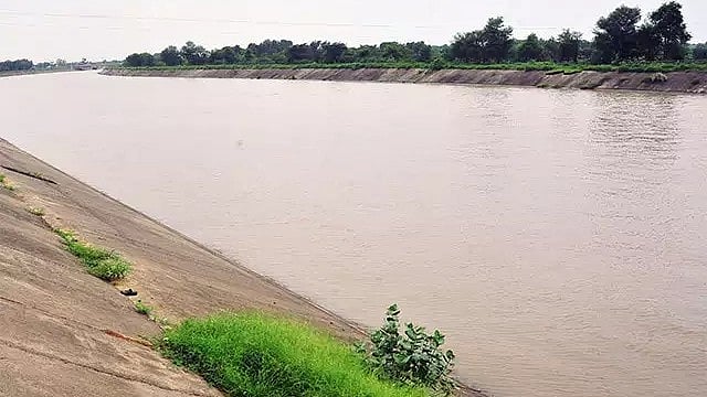 11,000 litres of milk dumped into Narmada, environmentalists see red