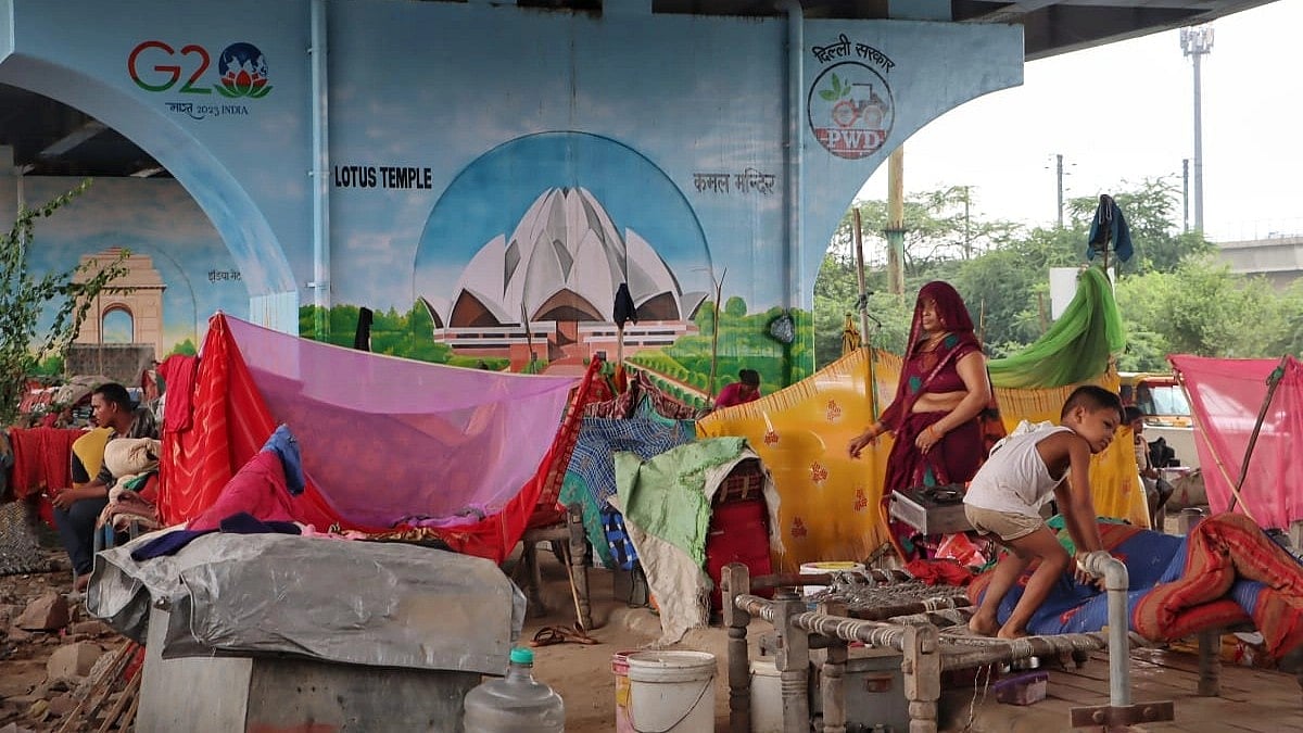Flood affected people from low-lying areas around the Yamuna river after being relocated to makeshift tents in New Delhi on Wednesday, July 12. (photo: Vipin/National Herald)