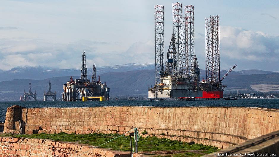 UK to grant new oil, gas licences despite zero-carbon aim