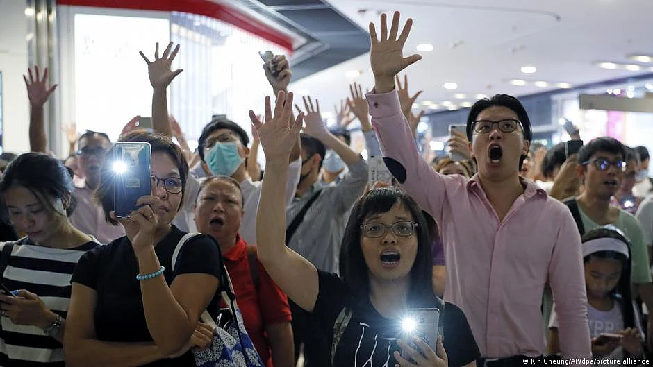 The song has Cantonese lyrics and urges people to assert their freedom (photo: Kin Cheung/AP/dpa/picture alliance)
