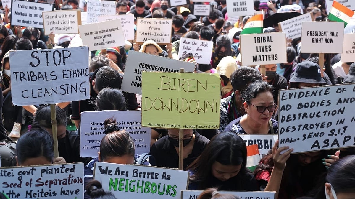 Members of the Kuki tribe hold banners & Indian flags while protesting against the killing of tribals in their home state Manipur, in New Delhi (photo: Vipin/National Herald)