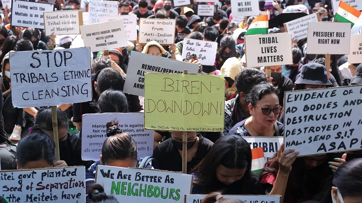 Members of the Kuki tribe hold banners & Indian flags while protesting against the killing of tribals in their home state Manipur, in New Delhi (photo: Vipin/National Herald)
