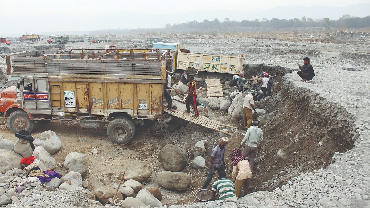 Workers extract sand, boulders and gravel from the Gaula riverbed in Uttarakhand. (photo courtesy: Dhruv)