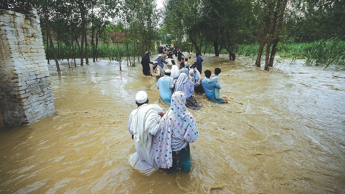 People stuck in flood (Photo: Getty Images)