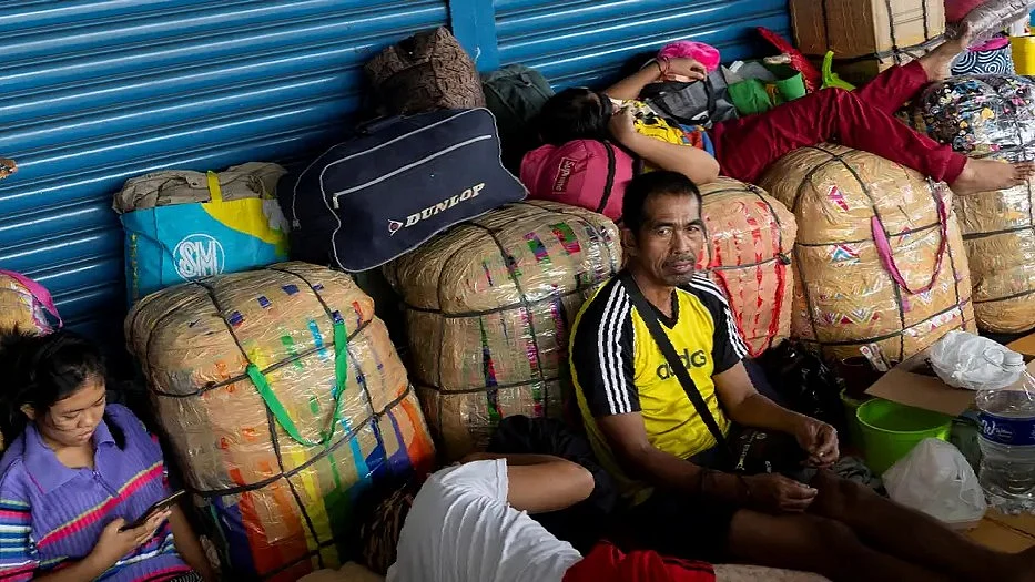 Passengers were stranded in port after the cancelation of ferry journeys (photo: DW)