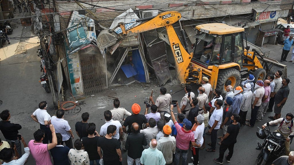 Representative image of using bulldozer to raze house and shop (photo: Getty Images)