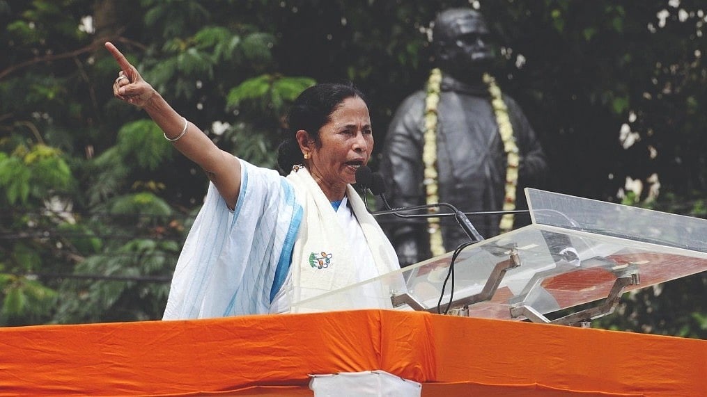 Man held for trying to enter Mamata's home with arms in a car