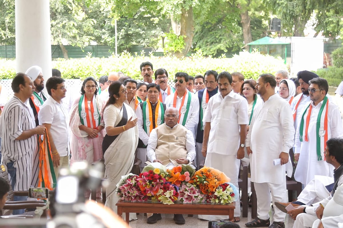 The political leaders were inducted into the Congress at the residence of Kharge (Photo: Vipin/NationalHerald)