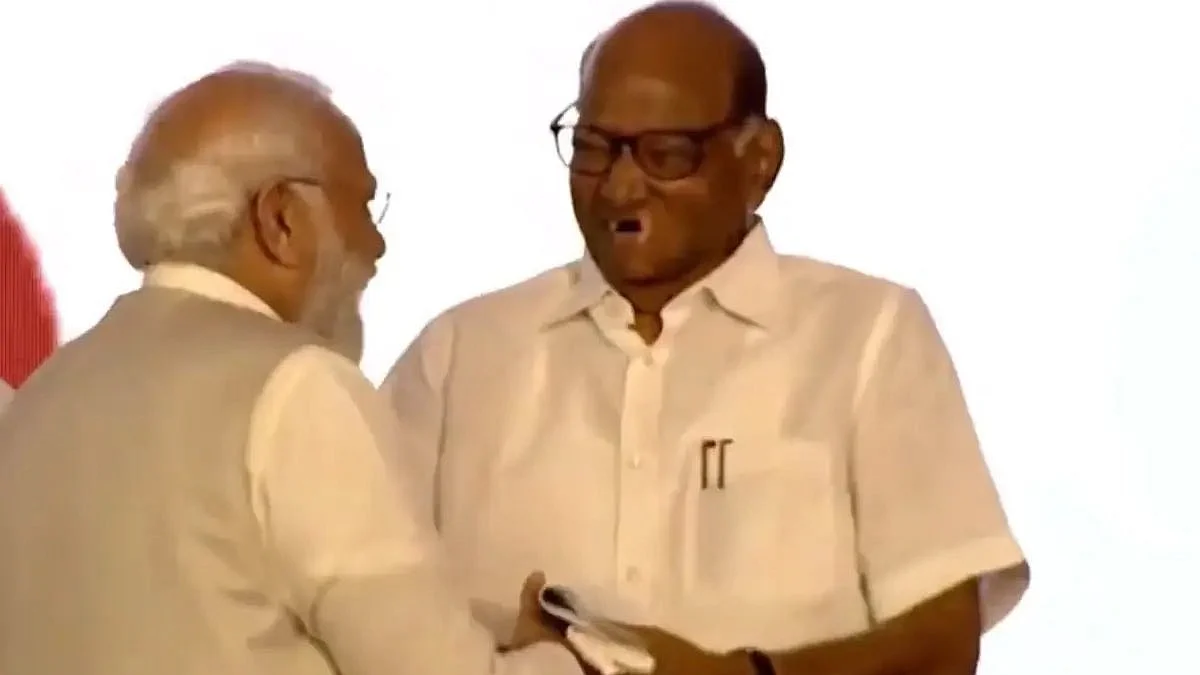 PM Narendra Modi seen shaking hands with NCP chief Sharad Pawar at the Lokmanya Tilak Award ceremony in Pune on Tuesday, August 1. (photo courtesy: @scribe_it/Twitter)
