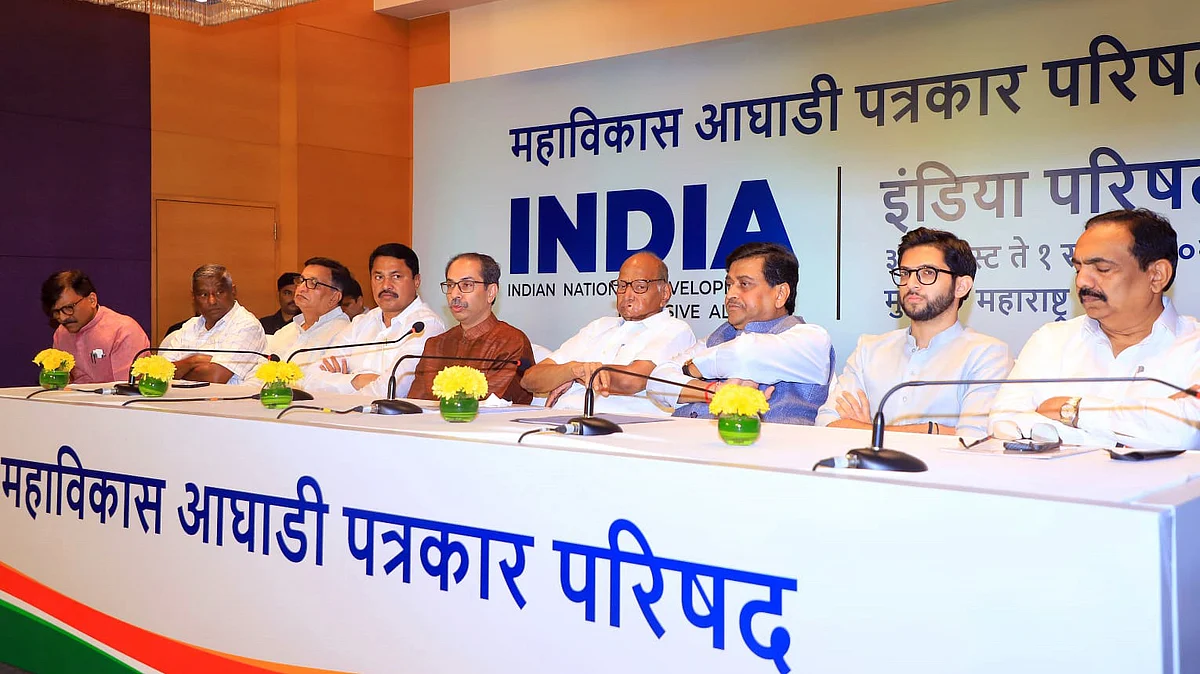 NCP chief Sharad Pawar, Shiv Sena(UBT) chief Uddhav Thackeray, Maharashtra Congress president Nana Patole with Ashok Chavan, Aditya Thackeray, Sanjay Raut and other MVA leaders at a press briefing in Mumbai, 30 August 2023 (photo: IANS)