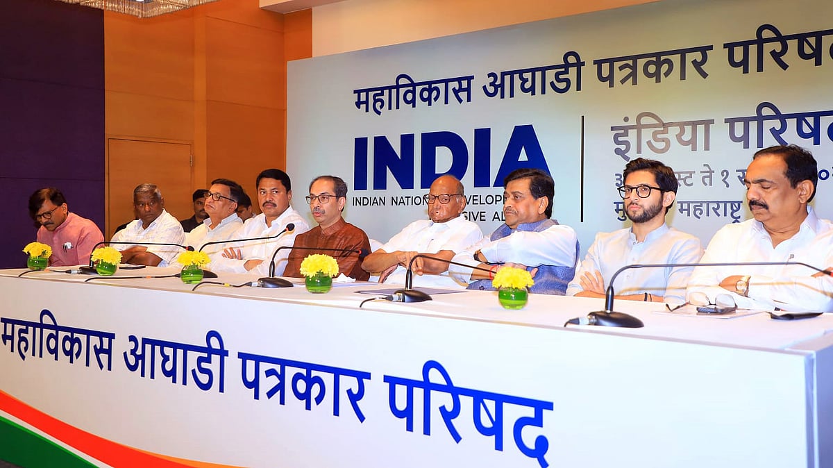 NCP chief Sharad Pawar, Shiv Sena(UBT) chief Uddhav Thackeray, Maharashtra Congress president Nana Patole with Ashok Chavan, Aditya Thackeray, Sanjay Raut and other MVA leaders at a press briefing in Mumbai, 30 August 2023 (photo: IANS)