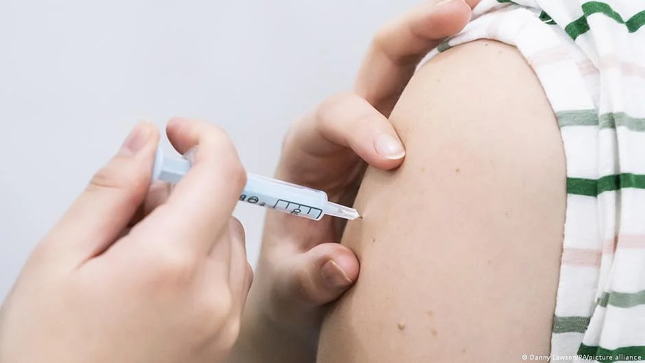 FDA greenlights Covid vaccines from Pfizer and Moderna for variant protection (representative image of an injection being administered; photo: DW)