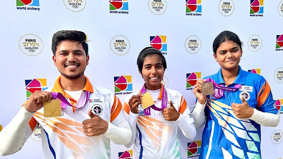 17 year old Aditi Swami in the extreme right, and Ojas Pravin Deotale in the left side in the picture (photo: Olympics.com)