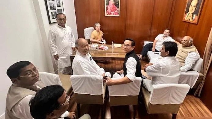 Cong top brass meets party leaders from Manipur