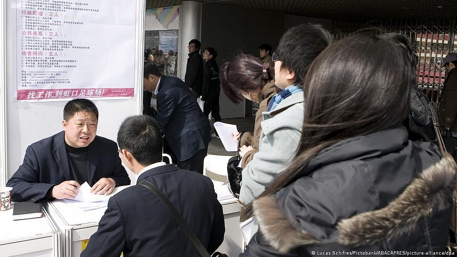 The number of urban young people in China seeking work has been growing to record highs (photo: Lucas Schifres/Pictobank/ABACAPRES/picture-alliance/dpa)