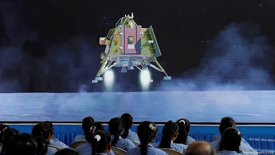 Students of a girls' school watch a simulation of the Vikram lander from Chandrayaan-3 touching down on the lunar surface (photo: DW)