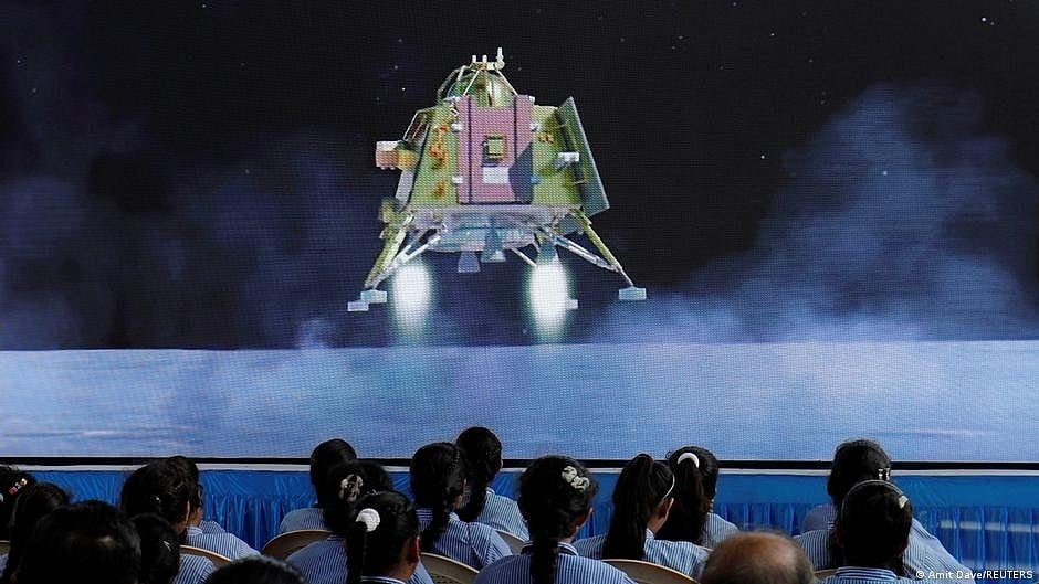 Students of a girls' school watch a simulation of the Vikram lander from Chandrayaan-3 touching down on the lunar surface (photo: DW)